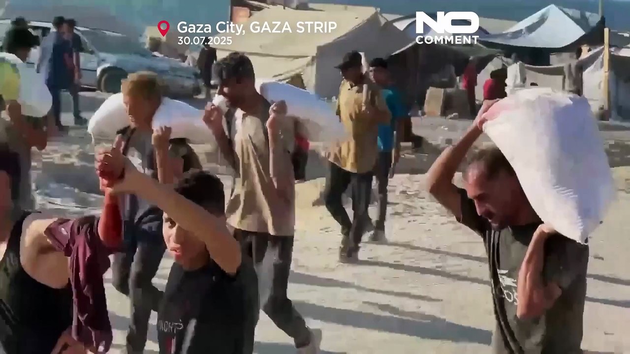Multidões de pessoas arriscam a vida por comida em Gaza