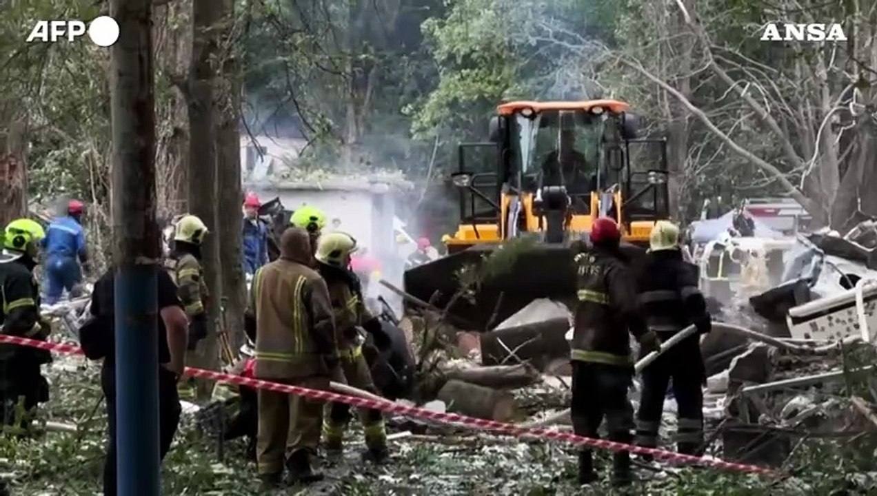 Ucraina, attacco russo con droni su un ospedale e una scuola di Kiev: almeno sei morti