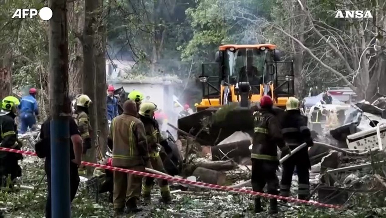 Ucraina, attacco russo con droni su un ospedale e una scuola di Kiev: almeno sei morti