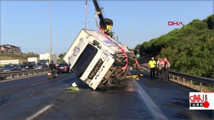 Başakşehir TEM Otoyolu'nda kamyonet devrildi