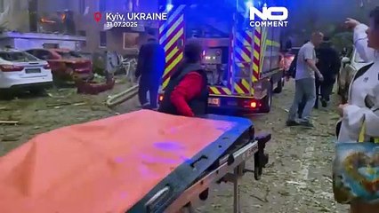 جهود الإنقاذ في كييف بعد مقتل ستة أشخاص إثر ضربات صاروخية روسية