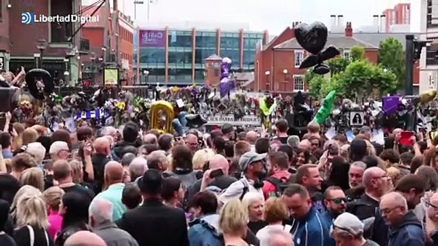 El cortejo fúnebre de Ozzy Osbourne atraviesa Birmingham con decenas de homenajes