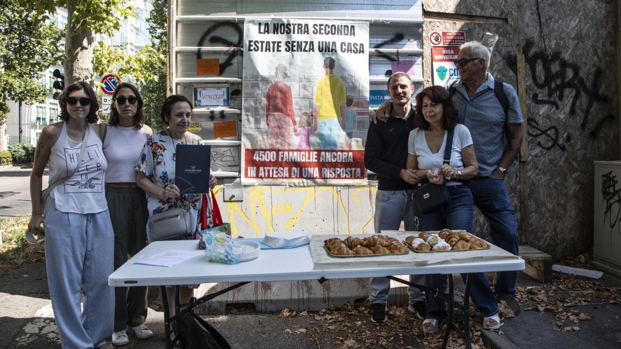 La colazione di protesta del Comitato Famiglie Sospese a Milano: «Noi, rimasti senza casa»