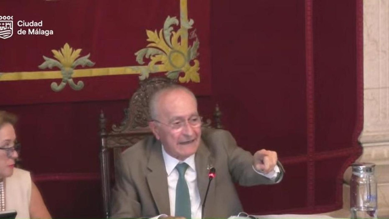 Tensión en el Pleno del Ayuntamiento de Málaga entre De la Torre y vecinos por la limpieza