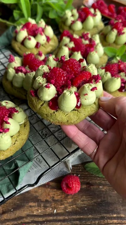 Matcha raspberry cookies recipe#fypageシ #foryourpage #cooking #homecooking #goodfood #foodlovers #recipe #simplerecipe #partyfood #dessert #cookies #sweets #foodie #yummyfood #snacks #bakingrecipes #bakingtime #deliciousfood #viralrecipe #dessertrecipe