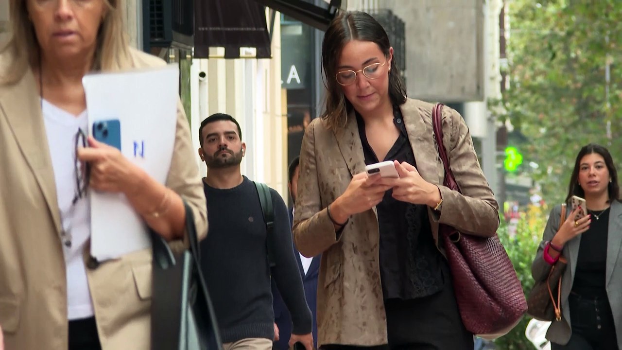 La atención a personas dependientes recae sobre las familias y las mujeres