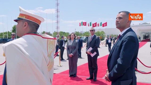Un mazzo di fiori per Meloni al suo arrivo a Tunisi per l'incontro con il Presidente Saied