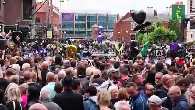 Birmingham se despide de Ozzy Osbourne con un emotivo y multitudinario cortejo fúnebre