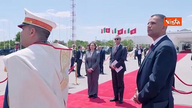 Un mazzo di fiori per Meloni al suo arrivo a Tunisi per l'incontro con il Presidente Saied