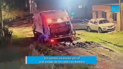 Un camión de basura se encajó por el pésimo estado de las calles en Romero