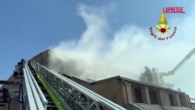 Piacenza, incendio a palazzo sport di Fiorenzuola d'Arda: vigili del fuoco al lavoro