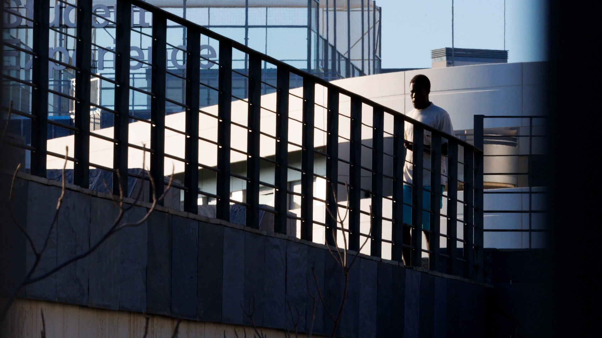 El ministro de Pol�tica Territorial y Memoria Democr�tica, �ngel V�ctor Torres, ha recordado este jueves que existen mecanismos legales para exigir a las comunidades aut�nomas el cumplimiento de la Ley de Extranjer�a y del futuro Real Decreto de Capacidad, que ser� aprobado previsiblemente el 26 de agosto.

Asimismo, el ministro lament� la decisi�n del Ayuntamiento de Pozuelo de Alarc�n (Madrid) de ordenar el cese temporal de actividad de un centro de refugiados, alegando que las instalaciones no tienen licencia de uso residencial. A su juicio, este tipo de acciones va en contra del esp�ritu legal vigente.