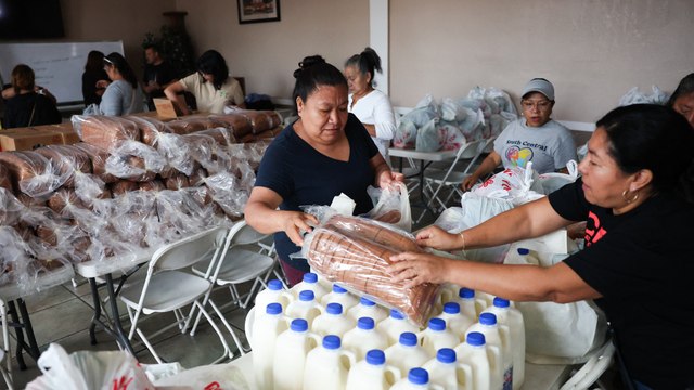A Los Angeles, des livraisons de nourriture aux immigrés reclus chez eux