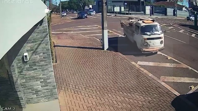 Por outro ângulo: Veja Kombi furando preferencial e atingindo motociclista no Centro de Cascavel