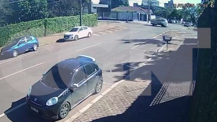 Câmera registra acidente entre moto e Kombi no Centro
