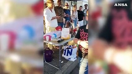 Scioperano in 200 per un collega licenziato fino al suo rientro