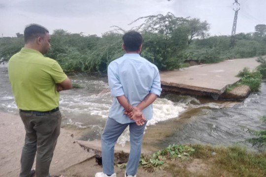 कानोता बांध की रपट के पानी से टूटी सड़क, दर्जनों गांवों का सम्पर्क टूटा, एसडीएम ने किया निरीक्षण