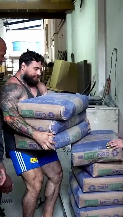 Bodybuilder VS Construction worker !! 😱
