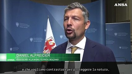 Le Dolomiti in affanno per l'assalto di auto e moto