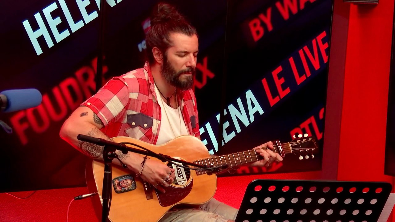 Helena & Waxx interprètent "Mélatonine" en live dans Foudre