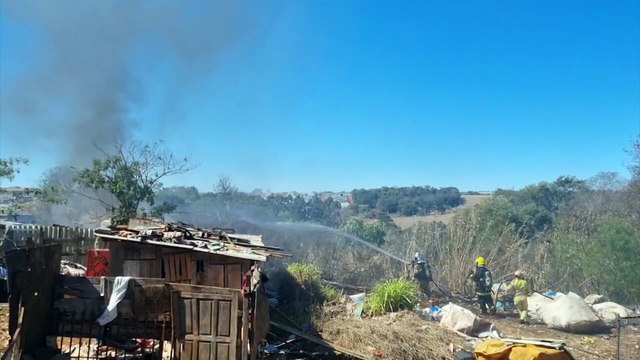 Bombeiros combatem incêndio e fogo é extinto antes de atingir moradias em Cascavel