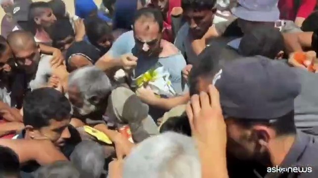 Gaza, la lotta per gli aiuti dal cielo: Combattiamo per fame