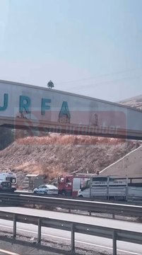 Şanlıurfa’nın Eyyübiye ilçesinde, sevgilisinden ayrıldığı iddia edilen bir genç, üst geçide çıkarak intihar girişiminde bulundu. Olay, çevredeki vatandaşların müdahalesi ve ekiplerin çabasıyla son anda önlendi.