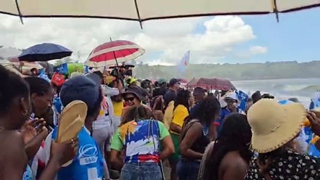 YOLES 5E ETAPE LES SUPPORTERS SARA AUTODISTRIBUTION A L'ARRIVEE 1