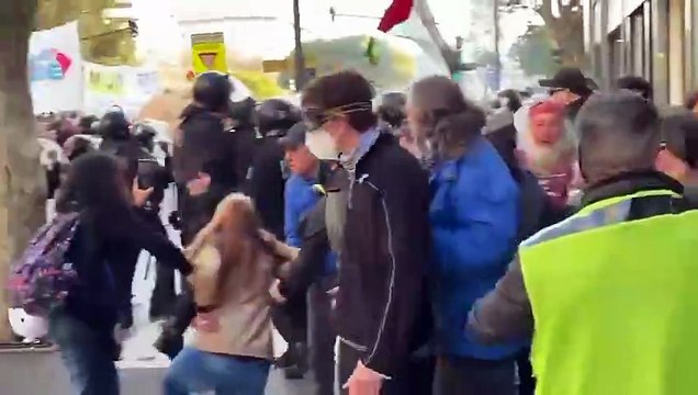 La Policía golpeó y gaseó a jubilados y personas que solamente circulaban en la calle