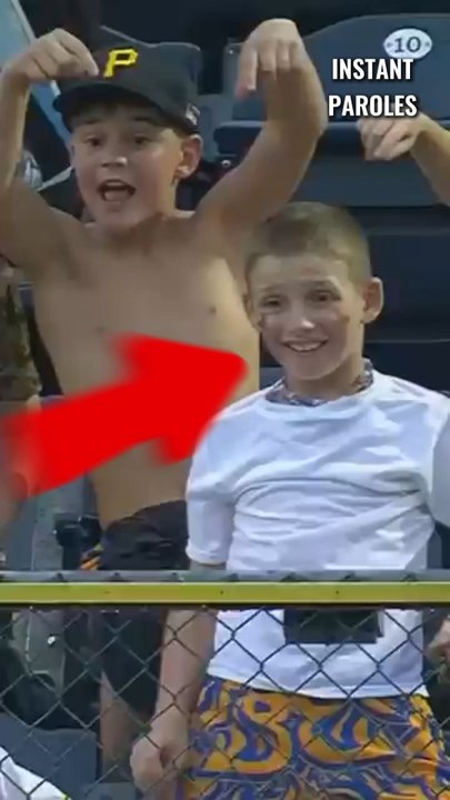 Ces garçons aident leur ami à obtenir une balle lors de ce match de baseball