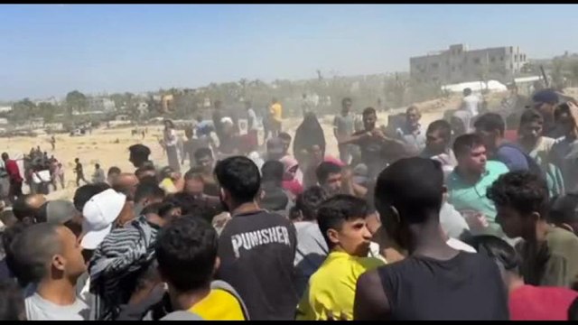 Gaza, la lotta per gli aiuti dal cielo: Combattiamo per fame