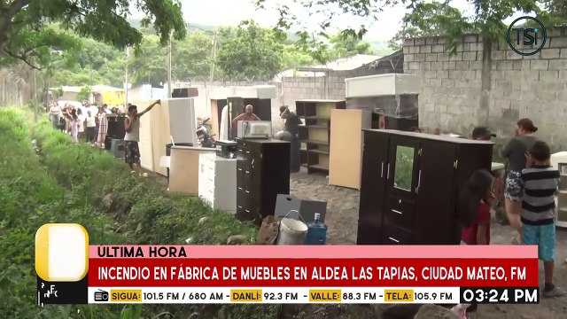 Voraz incendio en una fábrica de muebles en la aldea de las Tapias, ciudad Mateo