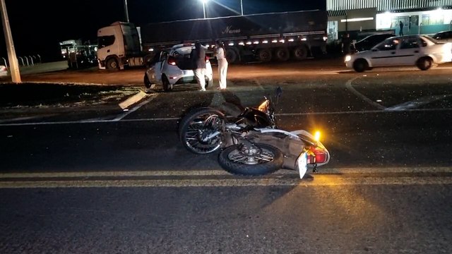 Carro atinge motociclista na BR-277 em Santa Tereza do Oeste; rapaz fica ferido e é socorrido