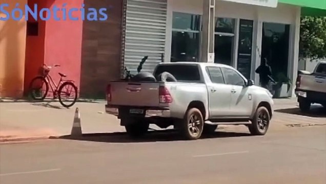 Vídeo: Ladrões fortemente armados invadem cooperativa na Rua Cascavel e fogem com reféns