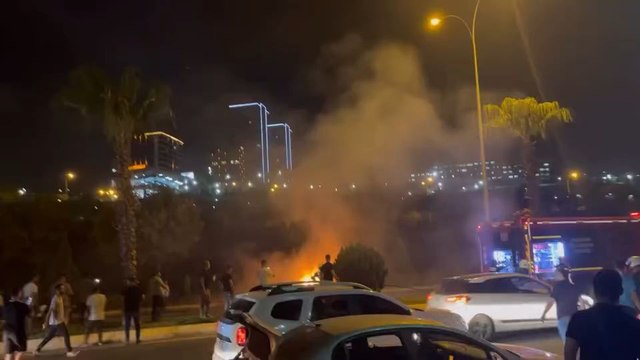 Şanlıurfa’nın Karaköprü ilçesinde seyir halindeki bir otomobilin motor kısmında çıkan yangın paniğe neden oldu.