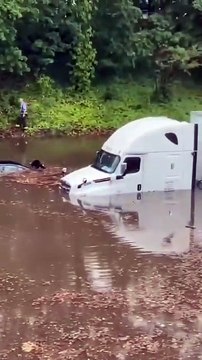 Massive flooding caused by heavy rainfall in Queens, NYC, USA 🇺🇸 (31.07.2025)