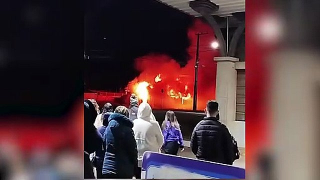 Enquanto aguardavam o ônibus, passageiros do Terminal Leste presenciam casa sendo consumida pelo fogo
