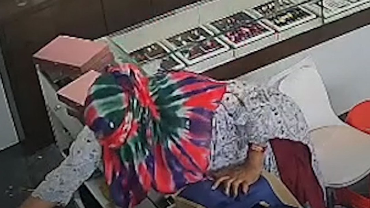 महिला ने ज्वेलरी शॉप में की चोरी