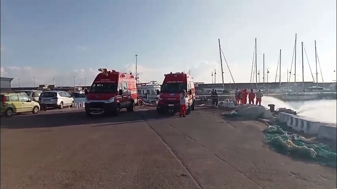 Porto Torres, peschereccio urta gli scogli entrando in porto: vigili del fuoco al lavoro per evitare che affondi