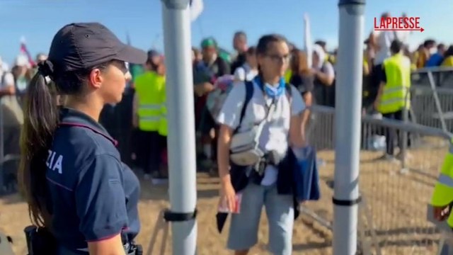 Migliaia di giovani arrivano a Tor Vergata per il Giubileo. Il taglio del nastro per l'apertura dei varchi