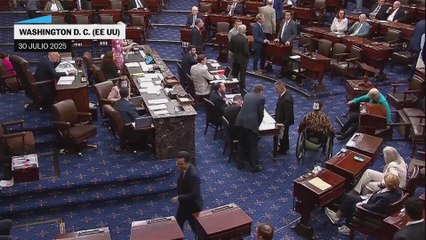 La senadora demócrata Elizabeth Warren sufre una caída durante una sesión del Senado