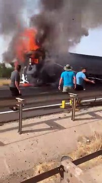 Viranşehir-Şanlıurfa Yolunda Seyir Halindeki Tır Alev Aldı