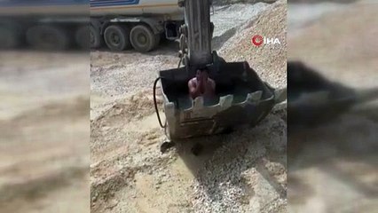 Sıcaktan bunalan inşaat işçilerinin serinleme yöntemi herkesi güldürdü