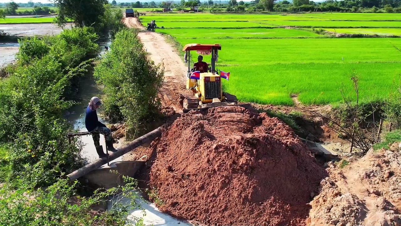 Clearing fill target point landslides caused by running water to connect the path to the other side.