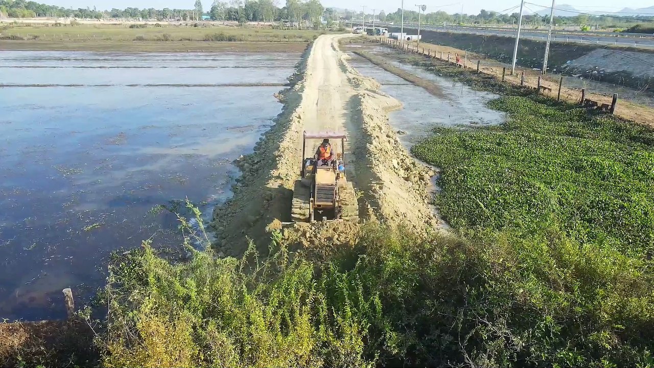 Next Work Operating Building Long Road Cut The Water, By Bulldozer Old Version Push Soil Clear Water(1)