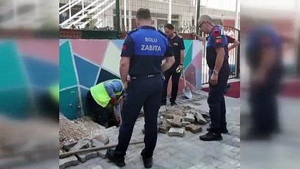 Zavallı Kedi Su Borusuna Sıkıştı