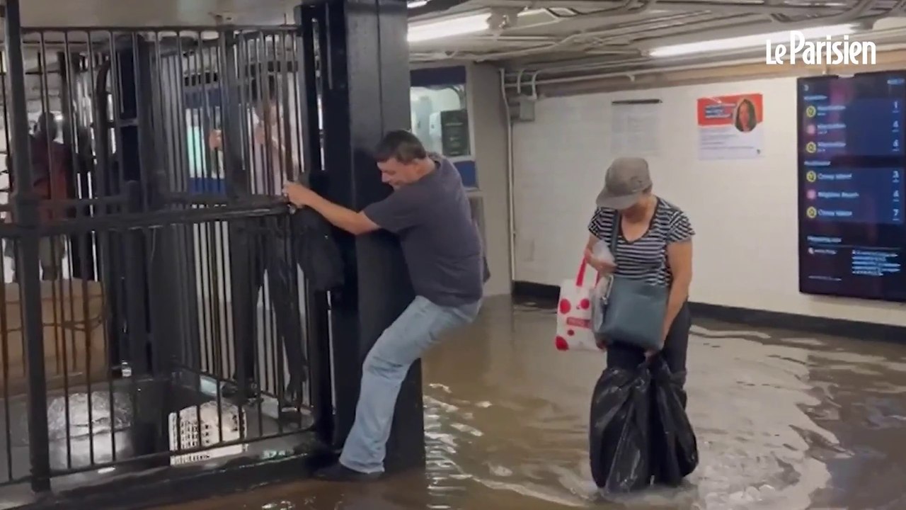 New York : Les passagers grimpent sur les grilles du métro inondé