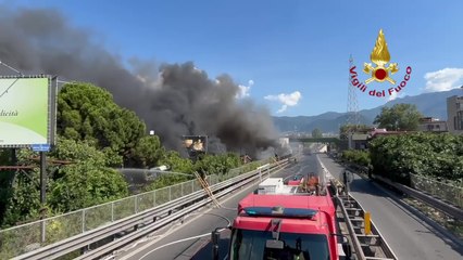 Pompei, incendio in un autodemolitore: fiamme tra i binari e l'autostrada (01.08.25)
