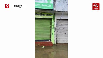 भरतपुर में निगम आयुक्त का अनोखा अंदाज, बारिश में हाथों से नाली की सफाई कर सड़क से निकाला पानी