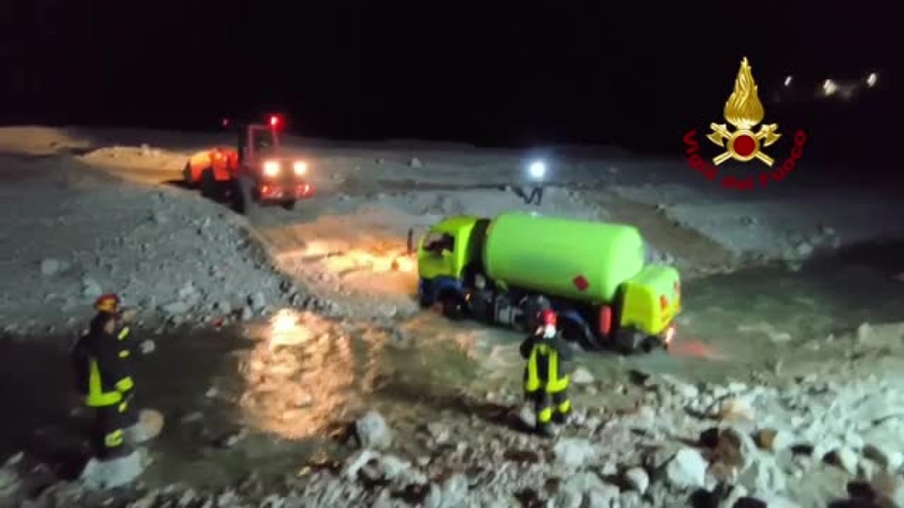 Belluno, un'autocisterna di Gpl si blocca in un guado: l'intervento dei vigili del fuoco